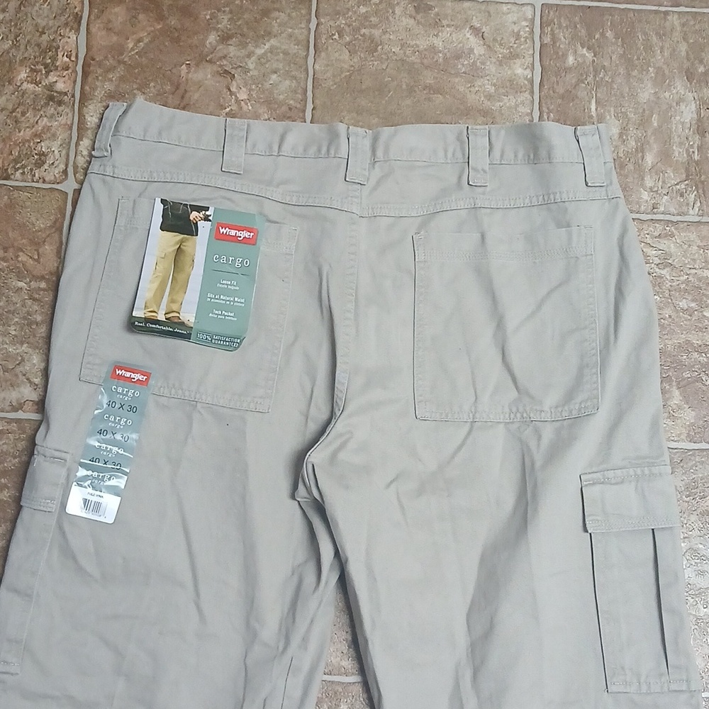 NWT Wrangler Cargo Pants for Men Khaki Color Size 40x30